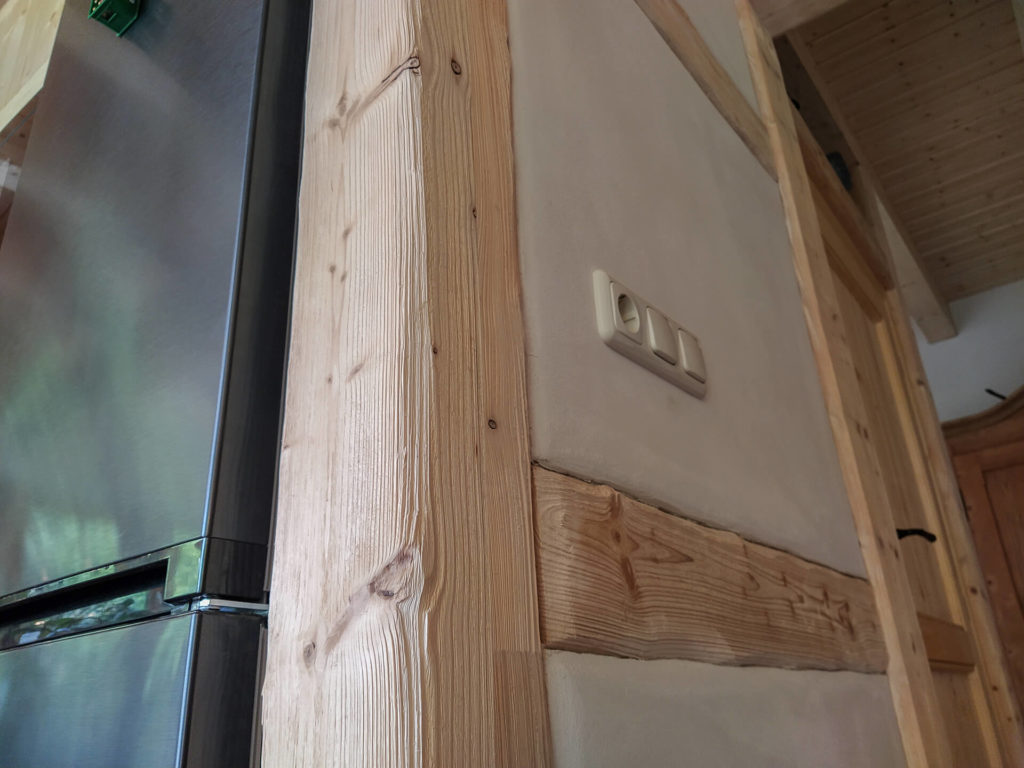 Schräge oder abgerundete Wandecken - Fensterlaibungen - Patinierte Holzbalken - Fachwerk- Innenansichten