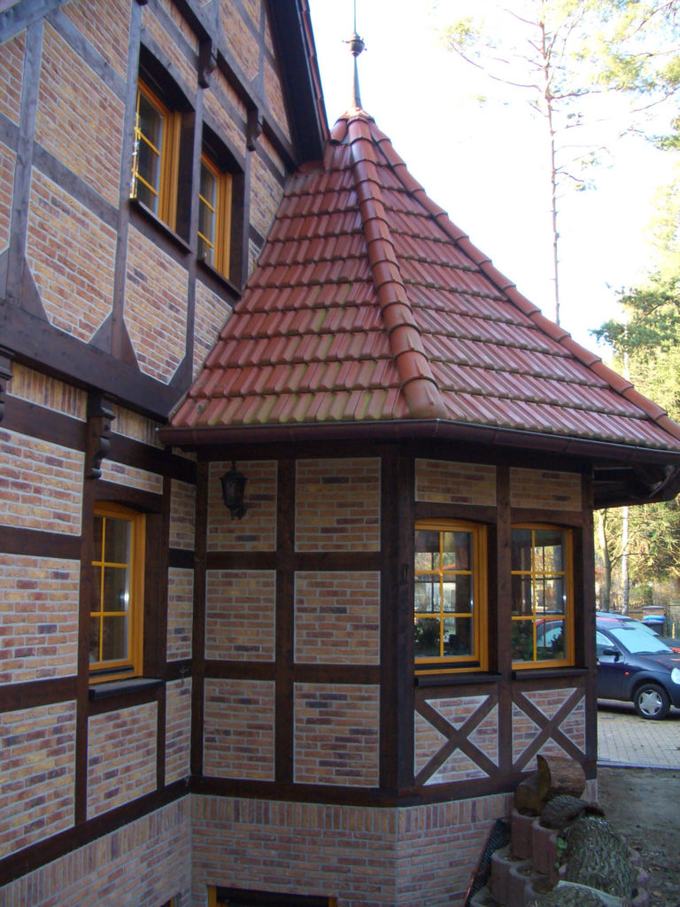 Traditionelles Fachwerk-Landhaus 1,5 geschossig, mit einem Fachwerkturm