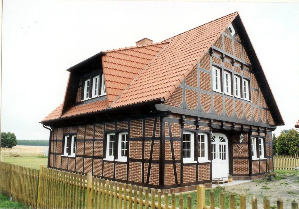 Traditionelles Fachwerk-Landhaus 1,5 geschossig, mit einem zurückgesetzten Hauseingang