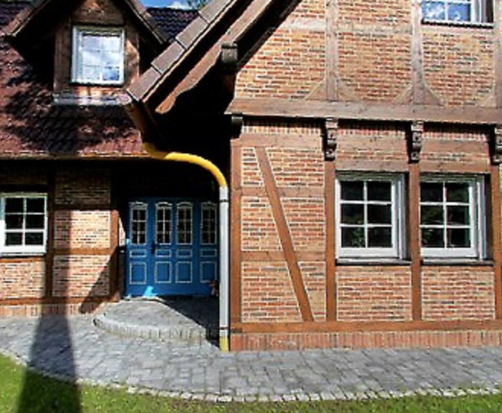 Traditionelles Fachwerk-Landhaus 1,5 geschossig, Hauseingangstüren zweiflüglig